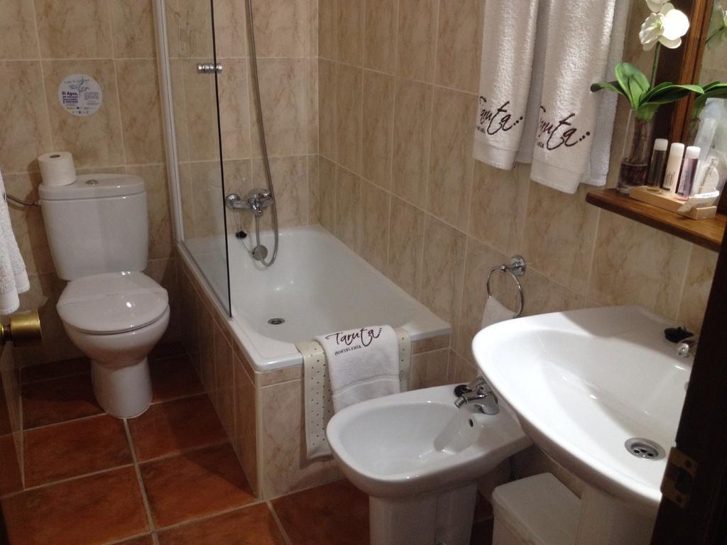 Hostal Alba Taruta Guadalupe  Luaran gambar