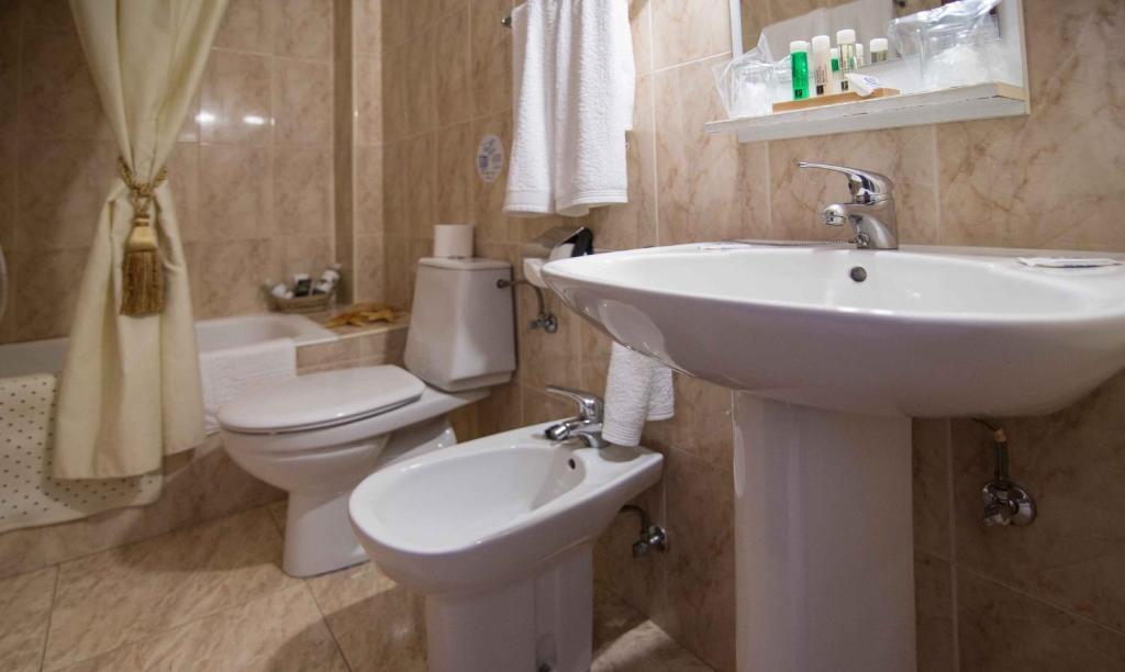 Hostal Alba Taruta Guadalupe  Luaran gambar
