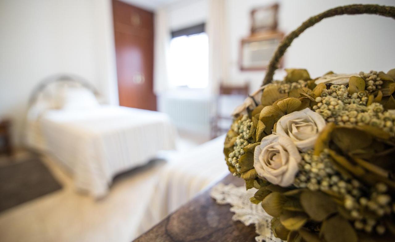 Hostal Alba Taruta Guadalupe  Luaran gambar
