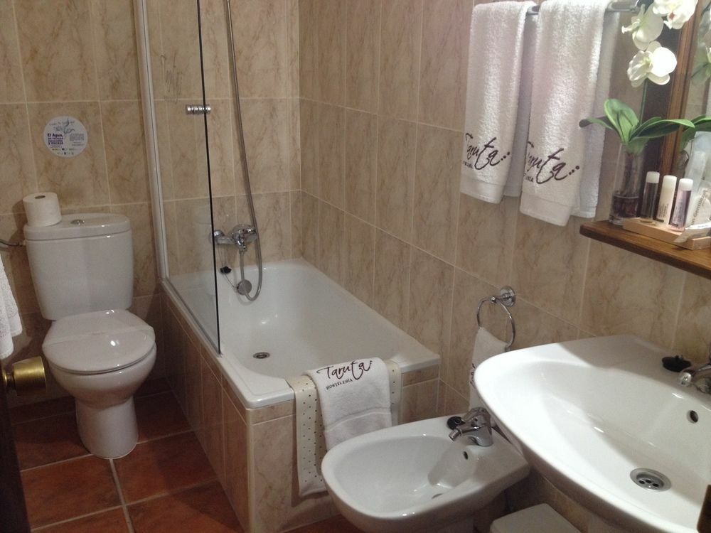 Hostal Alba Taruta Guadalupe  Luaran gambar