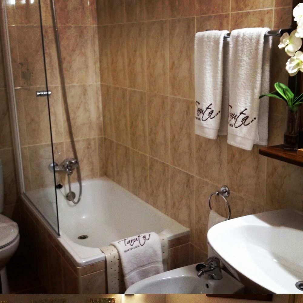 Hostal Alba Taruta Guadalupe  Luaran gambar